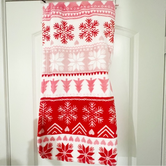 Betsey Johnson ultra Soft Plush Throw Christmas blanket pink red snowflake - Picture 2 of 3
